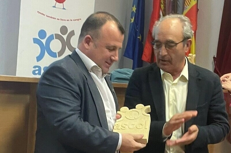 Atenzia recibe el pin de plata de la asociación salmantina ASCOL