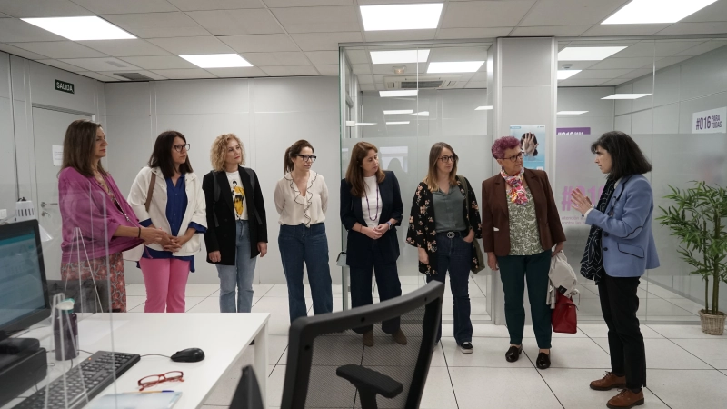El servicio 016 recibe la visita de la Comisión del Pacto de Estado contra la Violencia de Género